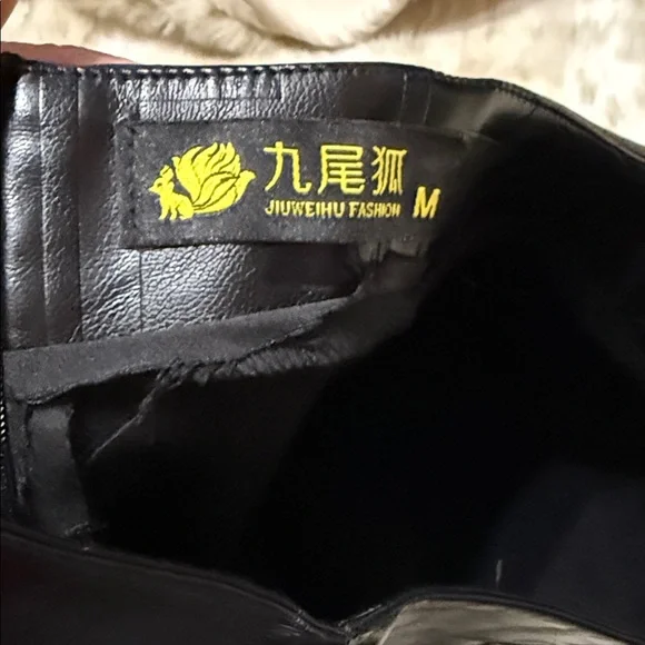 Chic Black Textured Pencil Skirt - Picture 4 of 5